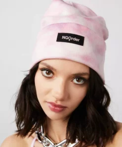 New Girl Order RIBBED TIE DYE BEANIE WITH BADGE DETAIL - LIGHT PINK