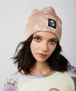 New Girl Order RIBBED TIE DYE BEANIE WITH BADGE DETAIL - OATMEAL